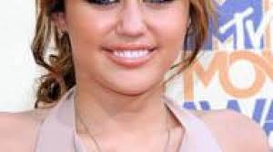 Miley Cyrus rend hommage à Michael Jackson en direct de sa salle de bain ! 