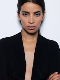 Campaign shoot for @kkouture1 Hair and makeup: @beenishparvez_official  Photography: @yasser.sadiq_ #faizasaleem #fashion #ootd #red #shoot  #couture #ɪɴsᴛᴀɢᴏᴏᴅ