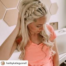 What are some cute easy hairstyles for school? 14 Brilliant Rainy Day Hairstyles That Will Help You Survive Spring 2021