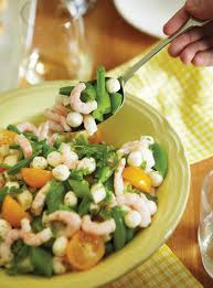 Salade De Crevettes Tomates Et Bocconcinis Ricardo Recipe Bocconcini Salad Salad Recipes Healty Eating