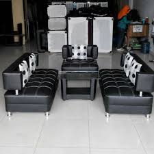 Agar ruang tamu tidak tampak monoton karena hanya ada kursi dan meja biasa saja, sebaiknya anda memilih kursi sofa sudut minimalis dengan bahan empuk dan lembut agar bisa diubah jadi tempat tidur yang nyaman. Harga Sofa Tamu Minimalis Terbaik Furniture Perlengkapan Rumah Agustus 2021 Shopee Indonesia