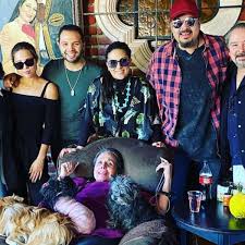 Pepe aguilar, nombre artístico de josé antonio aguilar ([madrid españa madrid , 7 de agosto de 1968), es un cantante, compositor, músico, productor y empresario [[española y mexicana. Flor Silvestre Antes Muerta Que Sencilla Asi Luce La Mama De Pepe Aguilar A Sus Casi 90 Anos De Edad