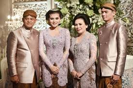 Pakaian adat provinsi jawa barat juga identik dengan kebaya yang juga dipakai oleh berbagai kalangan sementara untuk baju pengantin, jawa barat memiliki baju adat bernama sakapura. Upacara Pernikahan Adat Jawa Ines T S Tendry A B Rosethree Batik Tulis Solo Bridestory