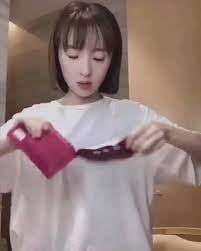 胡冰卿粉絲頁on instagram 小紅書 更新配文 沙发救星 我的护发心得之爱用的发膜推荐 作为一个天生的沙发 拥有者 除了进行离子烫之外日常的头发护理也不能少 今天要给大家分享一款我最近在用的护发产品sephora发膜 它有三种味道 葡萄 椰子 玫瑰 淡