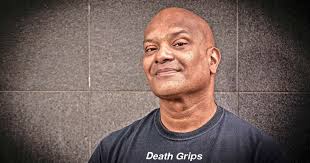 Rapper Patrick Tilon ziet toenemende segregatie: 'Woke kijkt nooit in de  spiegel'