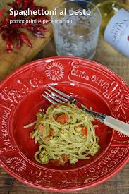 Preparato l'aglio, occuparsi dei peperoncini. Spaghettoni Al Pesto Con Pomodorini E Peperoncino Farina Lievito E Fantasia