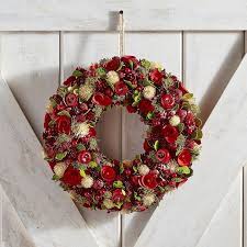 Pinecone And Apple Wood Curl Wreath I Need To Add Some Faux Apples To My Christmas Wreath This Year Holiday Crafts Decorations Wood Rosettes Christmas Wreaths