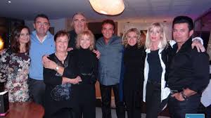 La chanteuse, interprète inoubliable d'aragon et de jean ferrat, qui ne veut pas faire le spectacle de trop, a décidé de saluer une dernière fois paris avant d'aller remercier la france pour sa fidélité. La Chanteuse Isabelle Aubret Et L Association A H I Ont Pose Leurs Valises A L Hotel Oz Inn Herault Tribune