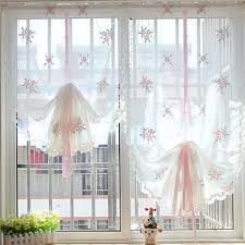 Otras de las claves de la decoración moderna es la implementación de técnicas decorativas que otro color que se está viendo cada vez más en las cocinas: Cortinas De Cocina Visillos Florales Con Lazo S Izobrazheniyami Idei Dlya Ukrasheniya Shtory Okonnye Pokrytiya