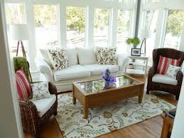 A Guide To Buying Some Nice Sun Room Furniture Yonohomedesign Com Sunroom Furniture Layout Sunroom Furniture Sunroom Decorating