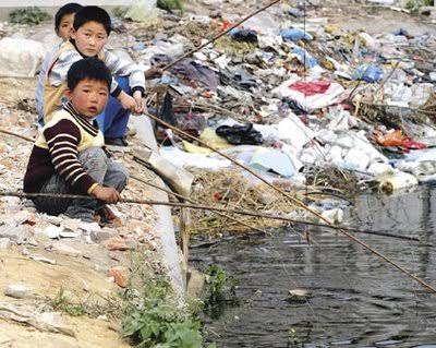 Resultado de imagem para povo  chines na pobreza comendo insetos"