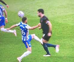 Jahanbakhsh catches gundogan late on the knee and goes into the book. Jahanbakhsh Studs To The Knee Against Gundogan Yellow Card Mcfc