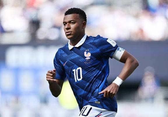 Màn trình diễn đầy tranh cãi của Mbappe | Znews.vn