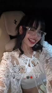 Lisa conduzindo sua Mansory Ferrari 812 GTS 🏎️