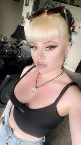 Amber Deville's Instagram, Twitter & Facebook