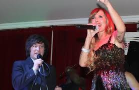 Se sabe que se casaron, tuvieron hijos y hoy viven una vida de ensueño entre alemania y marbella. Musica Y Amor Javier Milei Su Primer Show Con Su Novia La Cantante Daniela Nexofin
