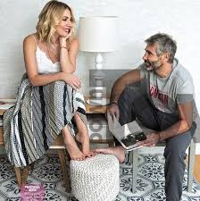Με την μυρτώ αλικάκη και τον κωνσταντίνο κάππα θα μάθουν πως ένα μικρό ψέμα μπορεί να διαταράξει τη ζωή δύο ζευγαριών. 8odwrhs A8eridhs Smaragda Karydh Ta3idi Sth Nea Yorkh Life Is