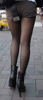 ショートパンツに黒タイツで街を歩く女性の後ろ姿 : Imitation Skin - パンスト直穿きフェチの挑戦