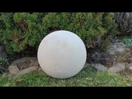 Dekokugeln Selbst Hergestellte Form Zum Giessen Von Betonkugeln Diy Self Made Form Casting Youtube Garden Spheres Concrete Garden Garden Globes