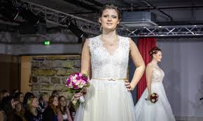 Fashion•id ↬ braut & hochzeitskleider online shop ⬌ 100 tage rückgaberecht ✓ brautkleider & hochzeitskleider kollektion 2021 ➤ 0€ versand & schnelle lieferung! Bilder Unserer Modenschau Murk Das Bekleidungshaus Fur Die Ganze Familie