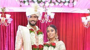 There are benefits to each feature, such as being light, easy to carry around, and being relatively unobtrusive when shooting in a crowd. Shivam Dube Ties Knot With Longtime Girlfriend Shares Pictures Cricket News India Tv