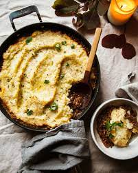 French Onion Shepherd S Pie With Lentils Creamy Cauliflower Potato Mash Recipe Cauliflower Potatoes Cauliflower Mashed Potatoes Vegan Holiday Recipes