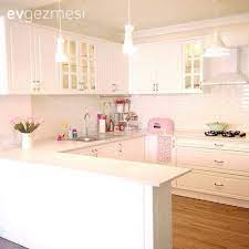 Beyaz mutfak dolaplarında kullanılan mobilya boyanız lake boya olursa, lake boyanın canlı ve parlak rengini mutfak dolabınıza aktarmış olursunuz. Sitemizde Yayinlanmis Evlerden 25 Harika Beyaz Mutfak Ev Gezmesi