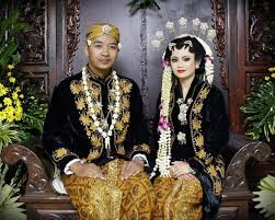 Jawa tengah dan jawa timur : 7 Pakaian Adat Jawa Barat Yang Terkenal Dan Keunikannya Bukareview