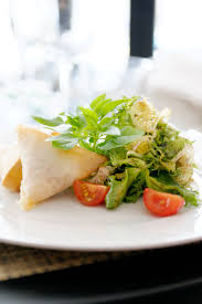La Cuisine Aux Influences Mediterraneennes Du Restaurant Albert Cafe A Marseille Cuisines Du Sud Gastronomie Cuisine