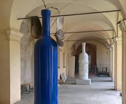 Il bimbo si chiama leone e pesa 3,4 kg. Bottiglie D Artista Nel Chiostro Del Complesso Monumentale Di San Francesco A Cuneo Cuneodice It