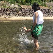画像に含まれている可能性があるもの 1人以上 立ってる 複数の人 ショートパンツ 屋外 水 自然 森 川遊び もりなな
