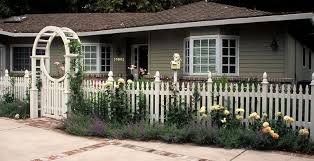 This fence follows the perimeter of the yard, keeping animals out of the beautiful landscaping and keeping any children or pets in the yard. White Picket Fence Landscaping Ideas Sinhala21 Blogspot Com