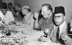 Moh hatta kembali ke tanah air dari saigon, vietnam untuk memenuhi panggilan panglima. Perjanjian Linggadjati Para Peserta Konferensi Ir Sukarno Prof Schermerhorn Lord Killaern Dan Dr Mohammad Hatta Sedang Makan Mal Foto Langka Sejarah Seni