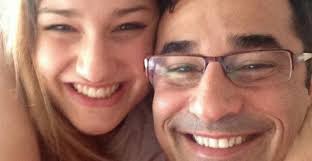 Sasha posa sorridente ao lado do pai, Luciano Szafir, e ganha declaração:  "Minha princesa"