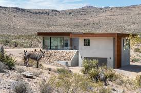 When most people refer to modern desert décor, they refer to the american southwest—the arid landscapes of joshua tree, the vast canyons of arizona, the large drylands of new mexico.but modern desert décor is much more than just american. Arroyo House Is A Sustainable Desert Home In Southern Nevada Desert House Exterior Desert Homes Desert Home Exterior