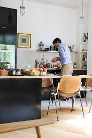 Emilie Luc Duc And Alexis Greta 18 Months Old The Socialite Family Interieur De Cuisine Cuisine Moderne Table A Manger Cuisine