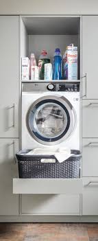 Ruckenschonend Und Praktisch Die Hoch Eingebaute Waschmaschine Mit Ausziehbarem Tablar Fur Den Wasc Kleine Waschkuche Hauswirtschaftsraum Waschkuchen Schranke