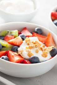 Obstsalat Aus Erdbeeren Kiwi Und Blaubeeren Mit Granola Und Joghurt Foodtempel Rezept In 2020 Obstsalat Obstsalat Mit Joghurt Obst