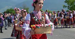 Morfolojik olarak kazanlak vadisi üç bölgeye ayrılmıştır. The Rose Festival Begins In Kazanlak Bulgaria Travel News
