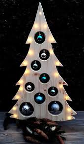 Weihnachtsbaum Holzdeko Led Advent Weihnachtsdeko Baum Kugeln Beleuchtung Holz Terrassendielen Holzzau In 2020 Pallet Christmas Wooden Christmas Trees Christmas Wood