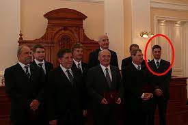 Gergely gulyás (born 21 september 1981) is a hungarian jurist, politician, the current minister of the prime minister's office since 2018. Mibol Lesz A Politikai Cserebogar