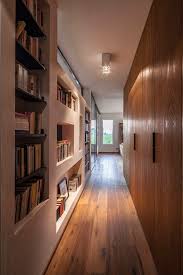 Schmalen Flur Mit Einem Bucherregal Der Wand Entlang In 2020 Flur Design Inneneinrichtung Flurschrank