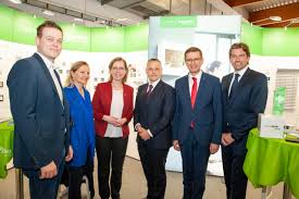 Check spelling or type a new query. Bundesministerin Leonore Gewessler Im Gesprach Mit Schneider Electric Rbt Pressroom