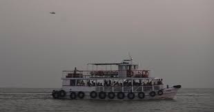 Navy speedboat crashes into ferry ...