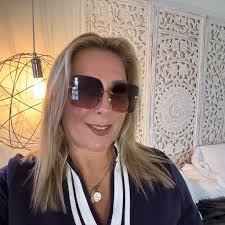 Are cap sleeves acceptable for visiting churches in Italy?