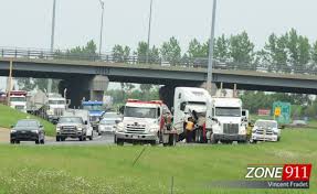 Concrètement, deux voies sur trois seront fermées dans les deux directions lundi et mardi, de 21h à 5h, ainsi que vendredi, de 22h à 7h. Mise A Jour 7 Vehicules Impliques Dans Un Accident Sur L Autoroute 20 A Levis Photos Actualites Zone911 Media Collaboratif