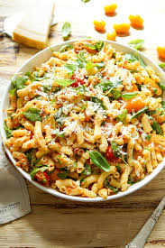 Spaghettisalat mit tomaten und mozzarella. Nudel Pesto Salat Mit Getrockneten Tomaten Rezept Elle Republic