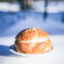 Bon Mardi Gras Ici En Finlande Pour Mardi Gras On Mange Des Laskiaispulla Vaut Mieux N En Manger Qu Un D Ailleurs Il Y A Deux Team Alimentation Bon Mardi Et Confiture Fraise