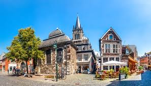 Jeden sonntag (wenn er läuft) gibts hier den tatort auf großbildleinwand. Aachen Bars Nightlife