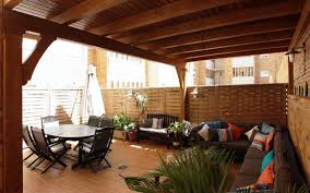 Pergola sistemleri ile yaşam alanlarınıza kalite katın. Pergolas De Madera Techadas Benoit Roubaud Carpinteria Artesanal Almeria